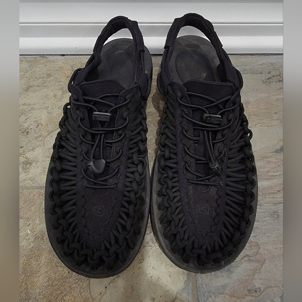 KEEN Uneek womens 7.5 Black Bungee Water Sandals. Rare great shoes for hiking